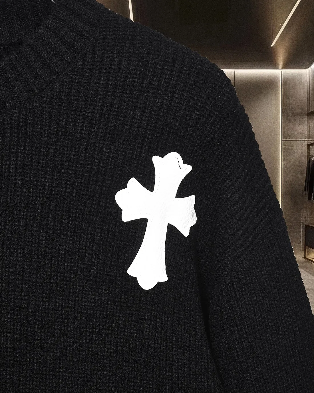 P276 (✅ Safe to recommend, sufficient stock) Chrome Hearts/Chrome Hearts 25Fw Classic CH Cross ✝ Logo Badge OS Loose Fit Drop Shoulder Thick Thread Pullover Sweater 2025FW Official Website New Original Fabric Official Same Style Selected Sweater Customization Imported Wool Blended Fabric High-End Version, Counter Customized Fabric Highly breathable and comfortable, exquisitely crafted, with impeccable detail processing, ✅Customized logo engraved buttons, complete with three labels. Brand element design concept reflects high quality. It feels delicate and soft! Presenting a casual cut, the upper body shape is great 🐍 Color; black and white Size: M-XXXL